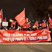 Des membres de la FAE manifestent devant Radio-Canada – Dimanche soir, 26 novembre 2023